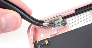 MacBook (Retina, 12-inch, Early 2016)のヒンジネジには「ネジゆるみ止め接着剤」と「開封明示ネジ」が使用されているもよう。
