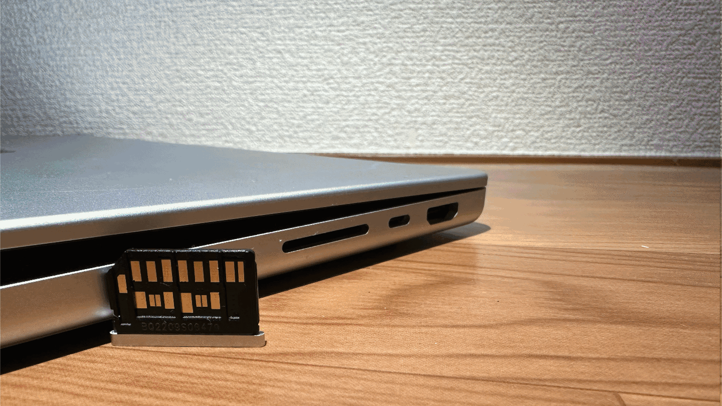 BaseQi iSDA 420AをMacBook Pro (14インチ, 2021)のSDXCカードスロットに挿入