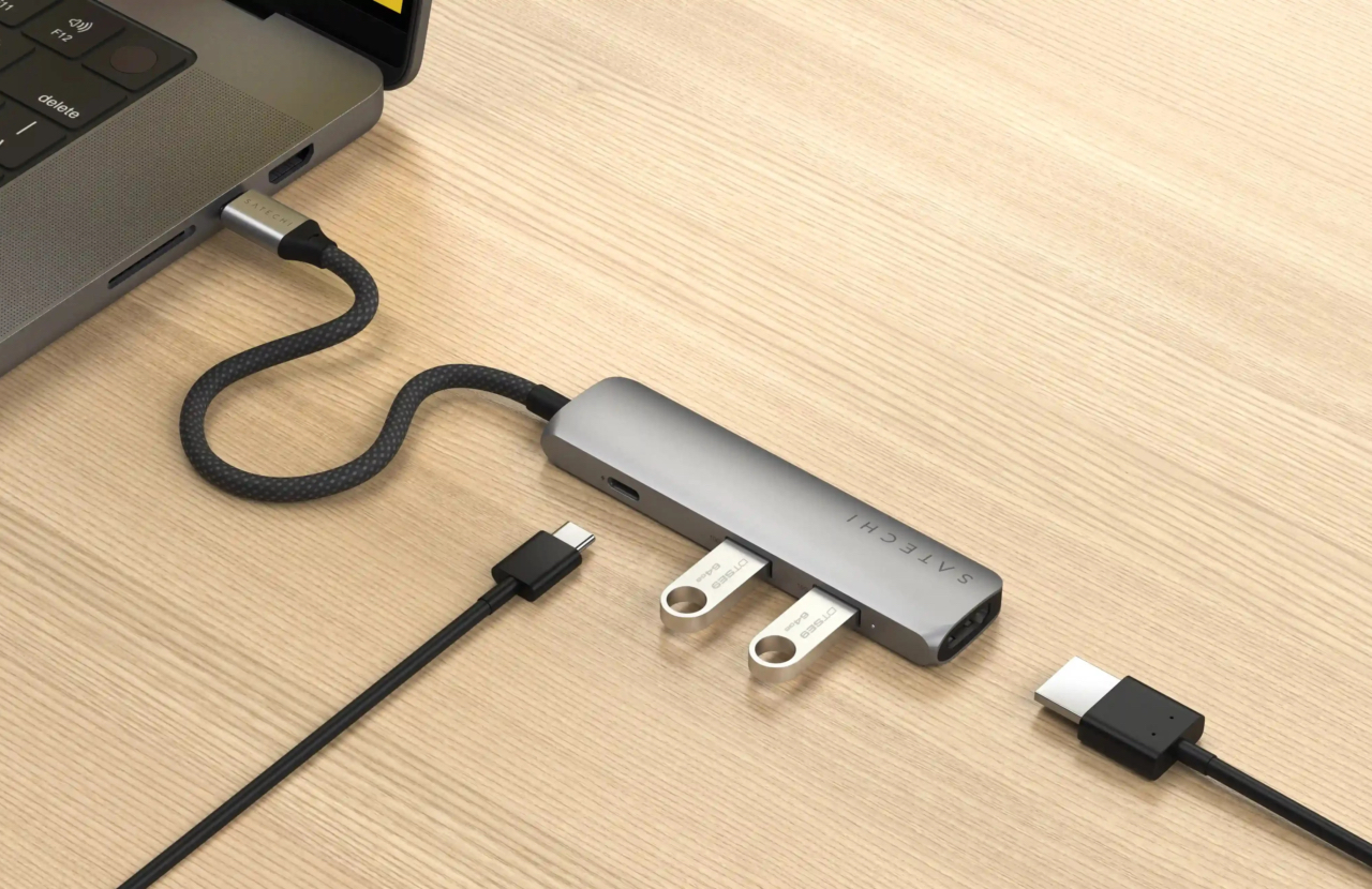 Satechi 4-in-1 USB-C Slim Multiport Adapter 4K