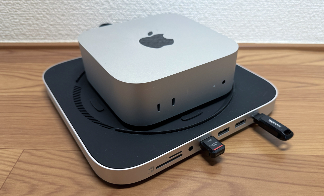 Mac mini (2024)とSatechiのMac mini Stand & Hub