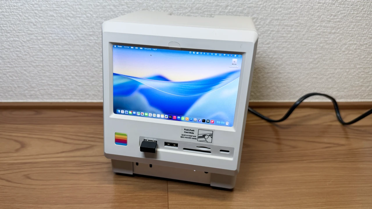 初代Macintosh風デザインで5インチHDディスプレイを搭載したMac