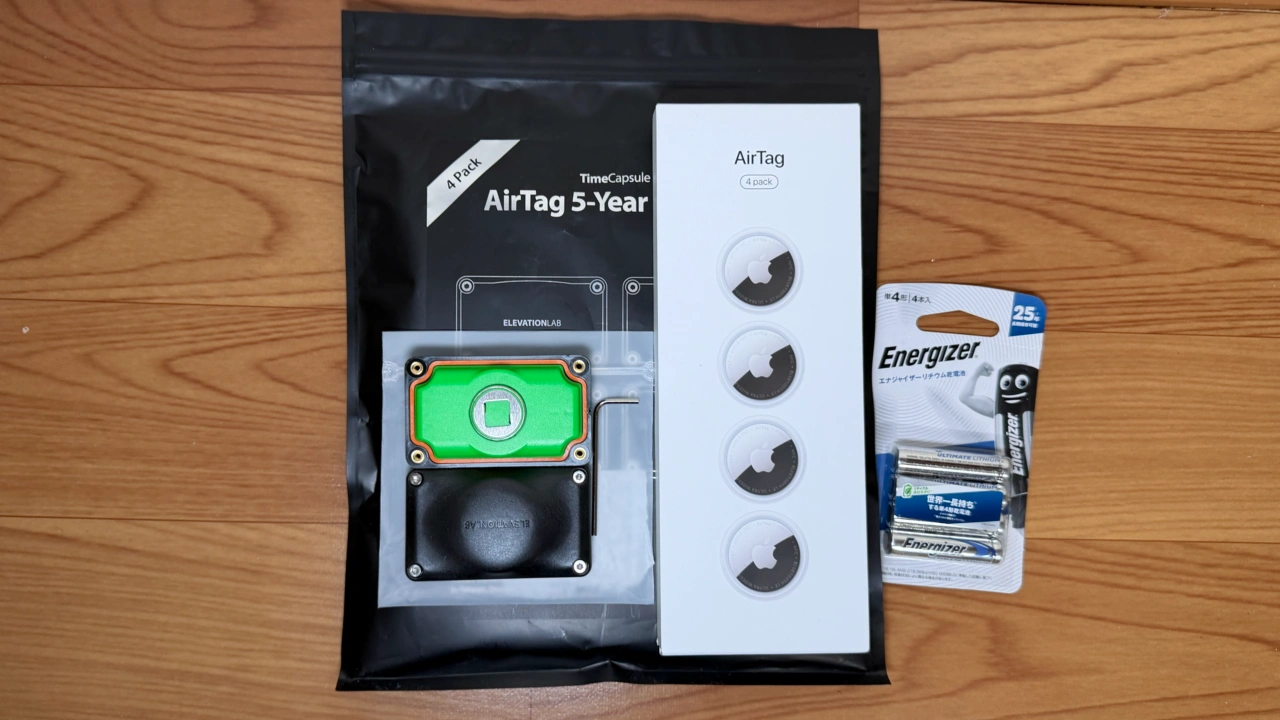 AirTag 2 4個入と単4電池、Elevation LabのTimeCapsule