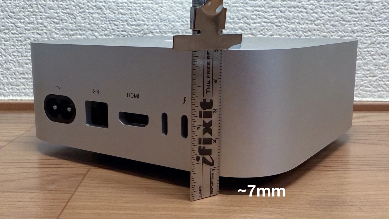 Mac miniの底面と電源ボタンまでの隙間は約7mm